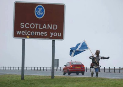 knight welcomes you to Scotland dr heckle funny wtf signs